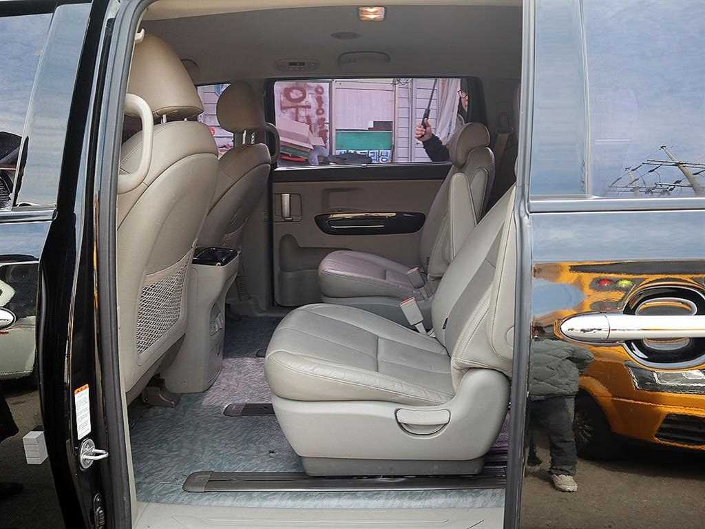 KIA Carnival - Vista 7