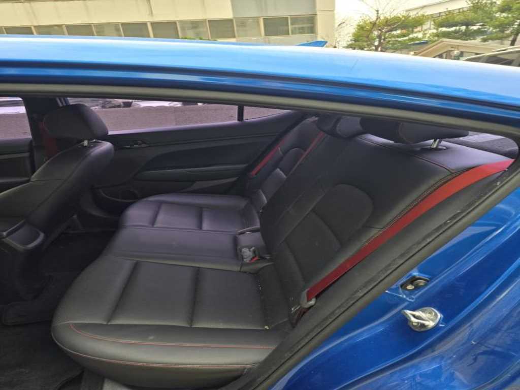 HYUNDAI Avante - Vista 9