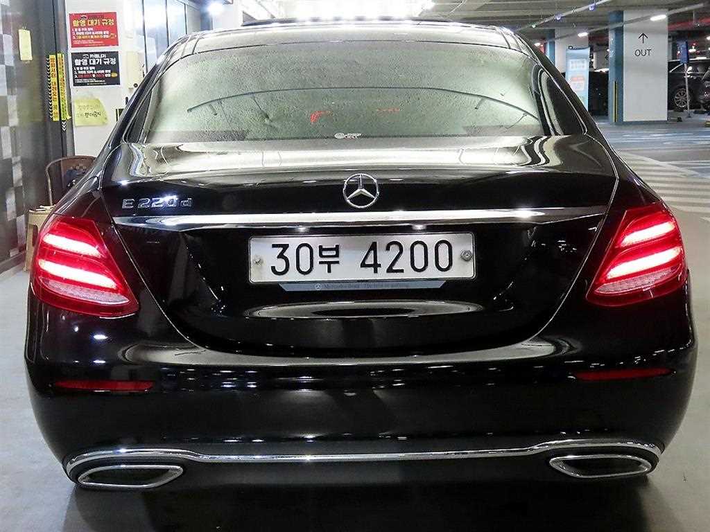 Mercedes Benz E class - Vista 5