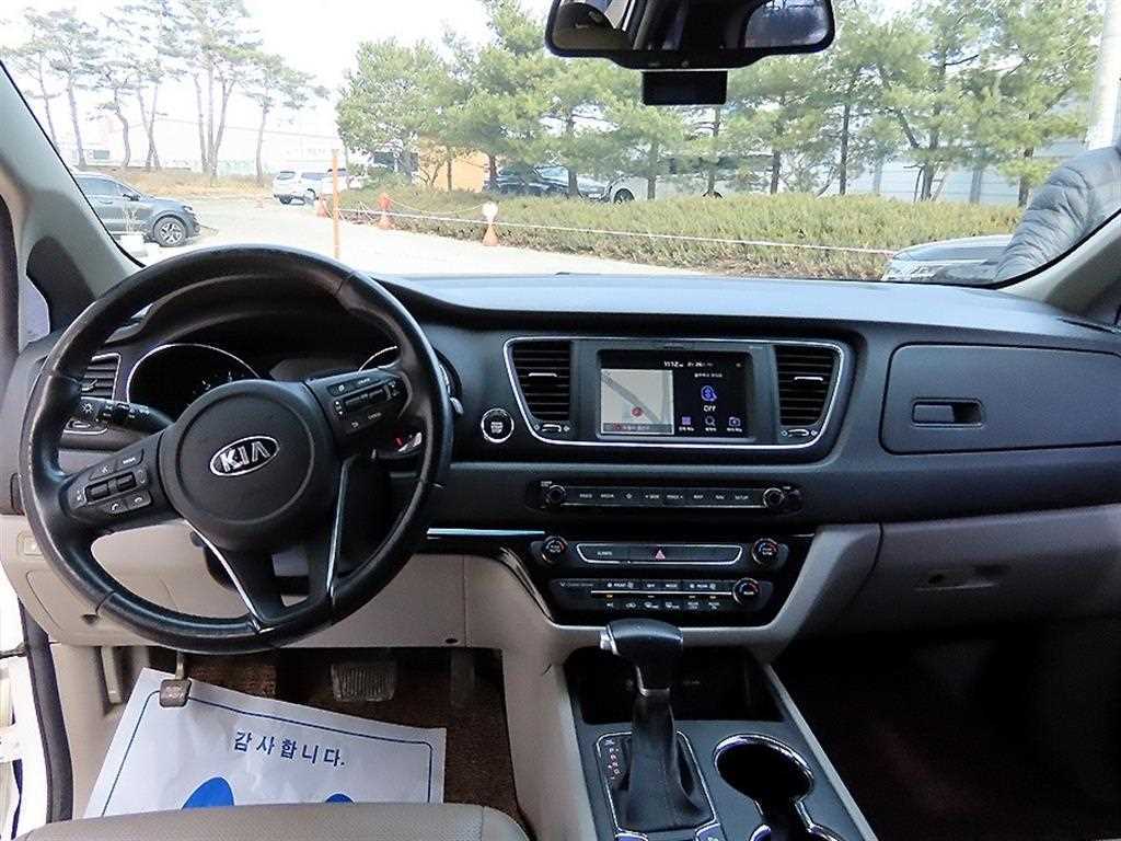 KIA Carnival - Vista 8