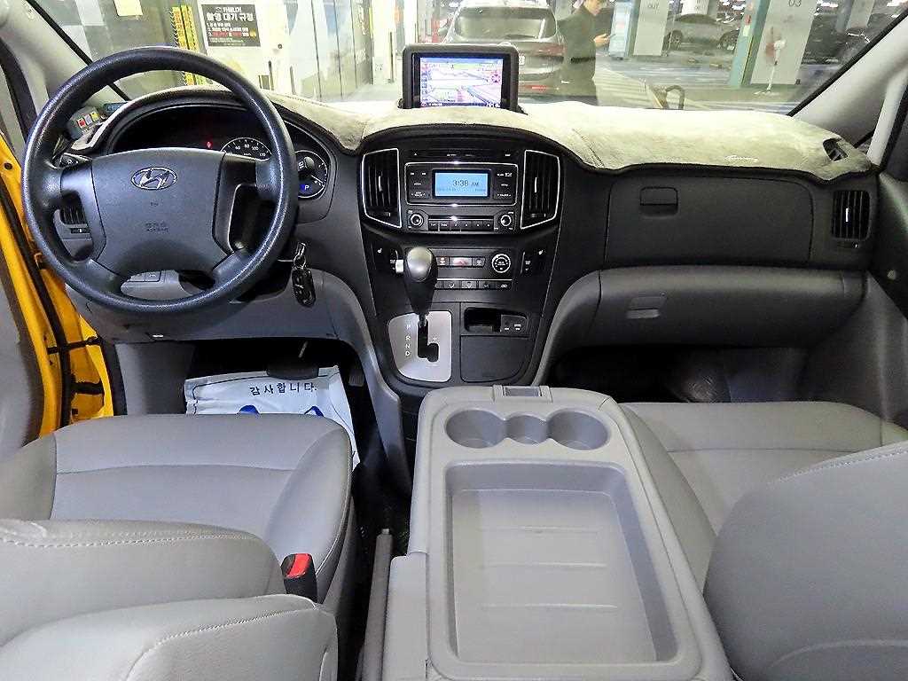 HYUNDAI Starex - Vista 10