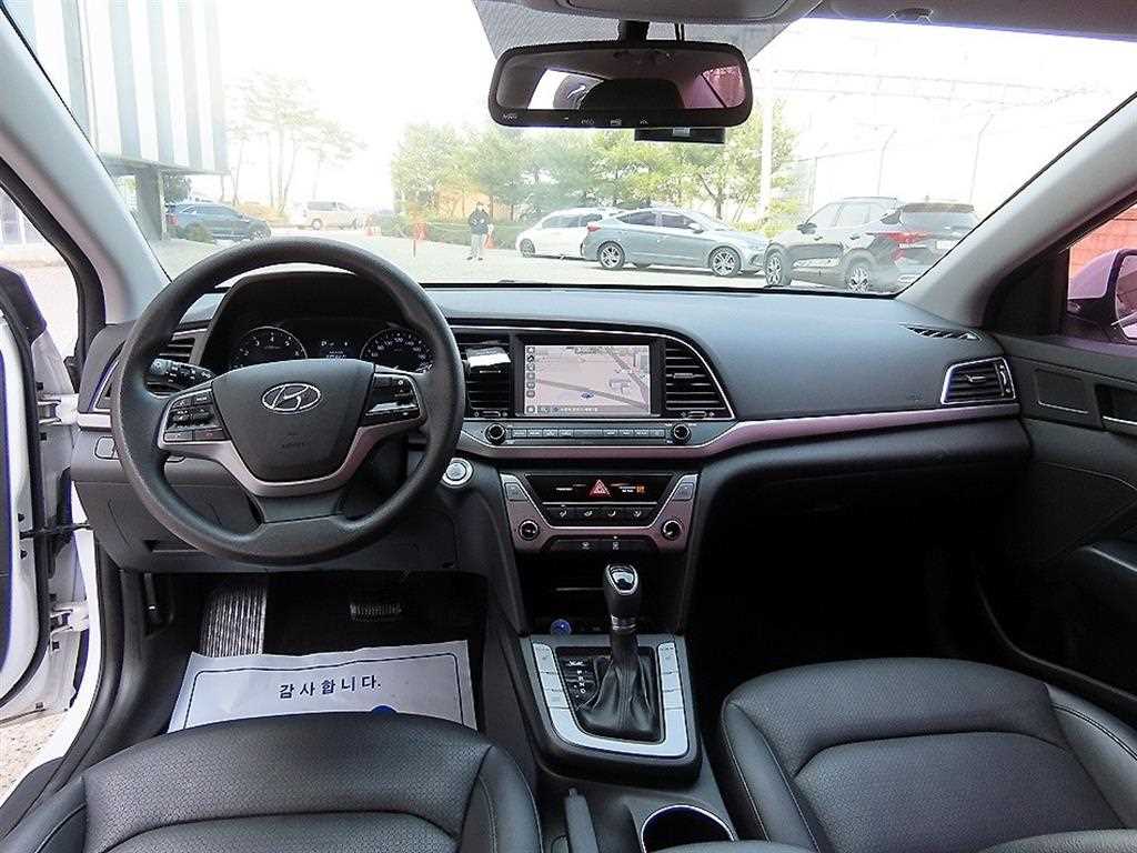 HYUNDAI Avante - Vista 7