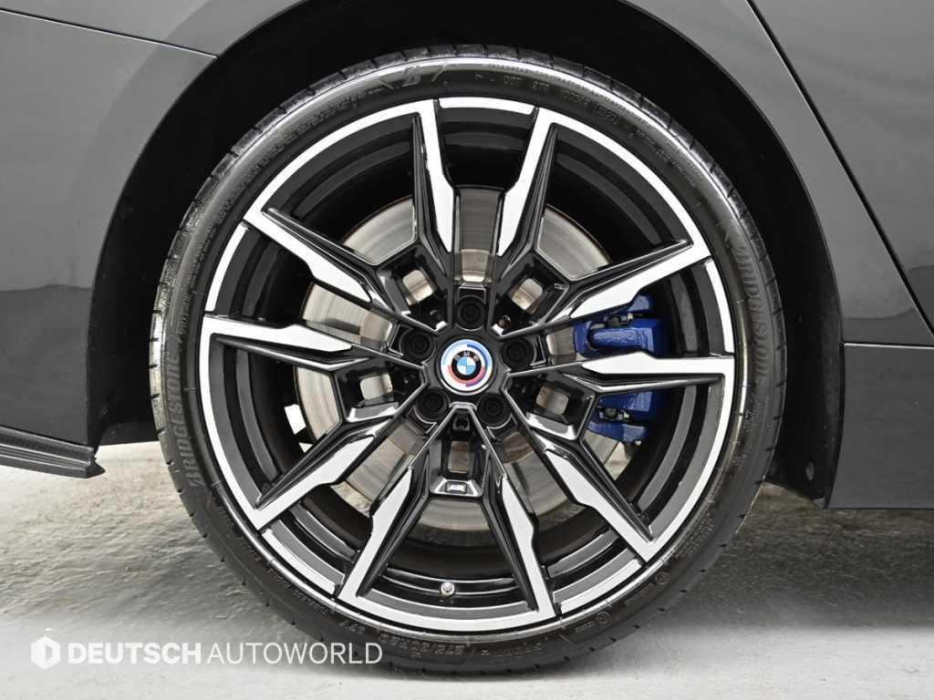 BMW 8 Series - Vista 5