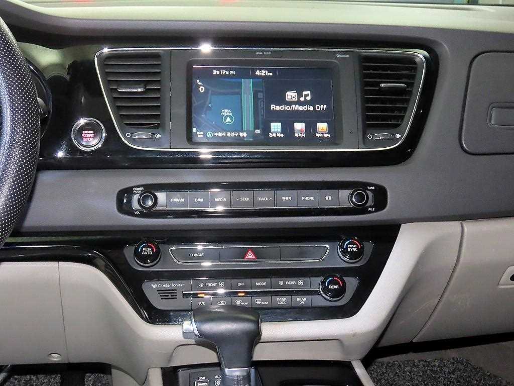 KIA Carnival - Vista 11
