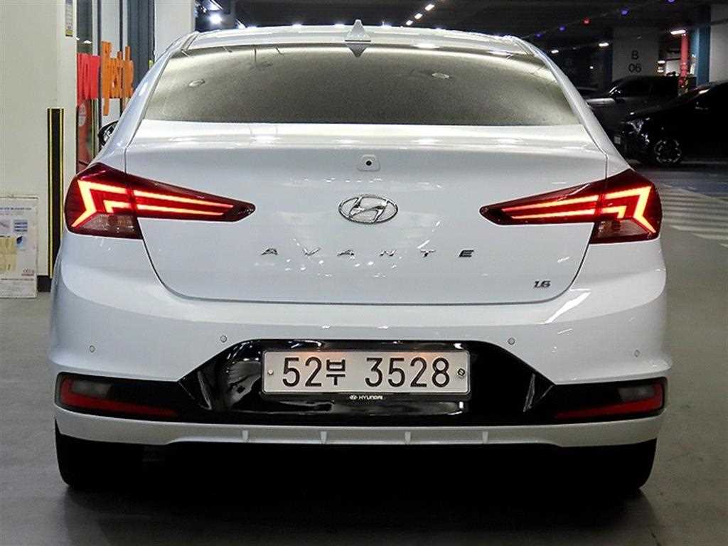 HYUNDAI Avante - Vista 5
