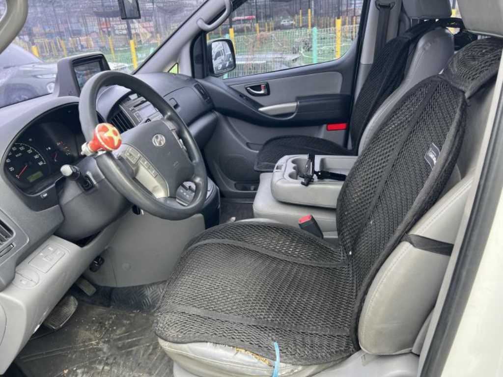 HYUNDAI Starex - Vista 7