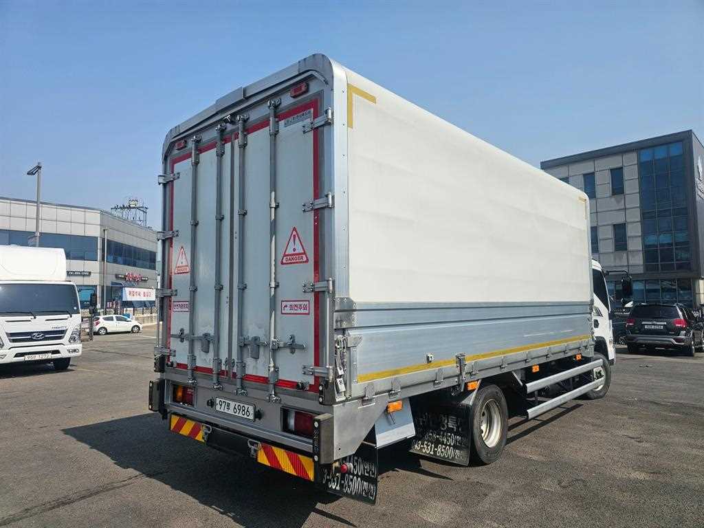 medium and large cargo truck - Vista 5