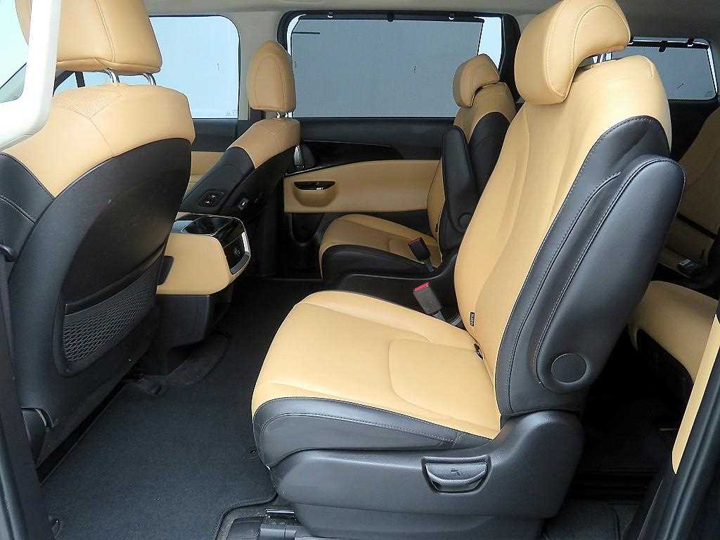 KIA Carnival - Vista 8