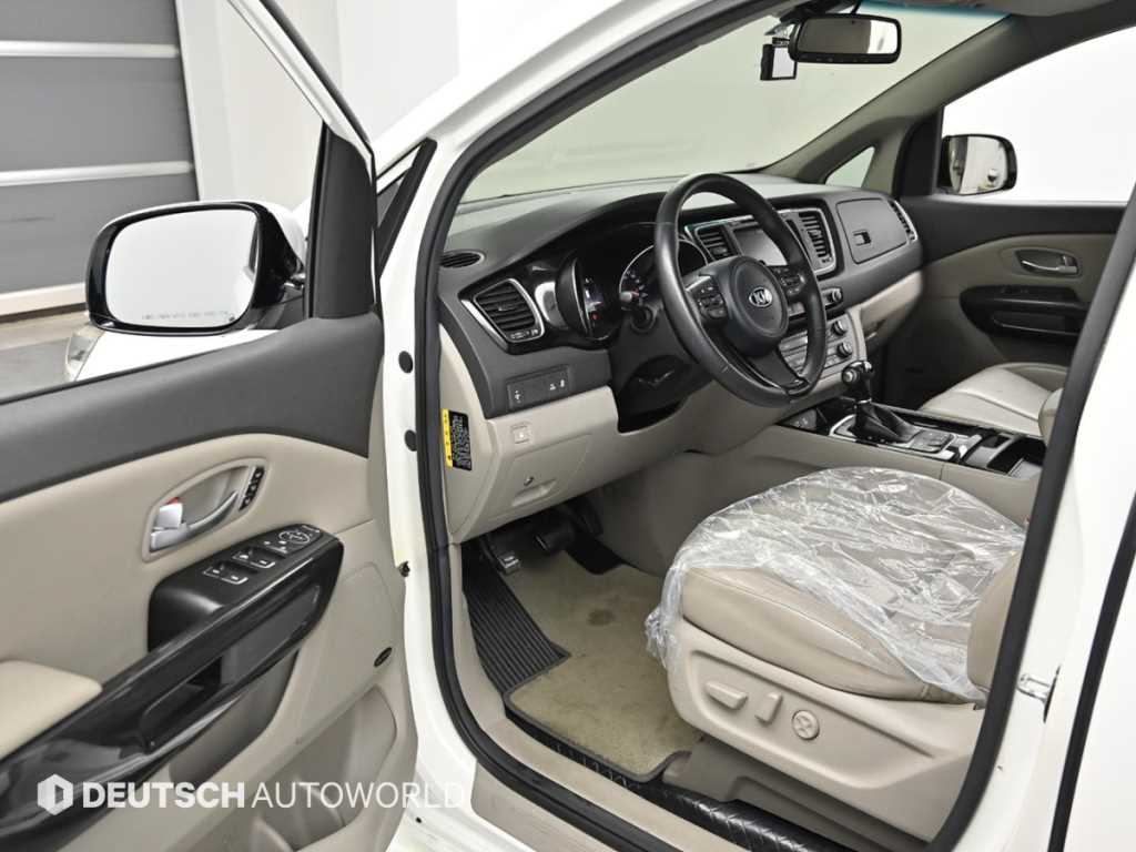 KIA Carnival - Vista 11