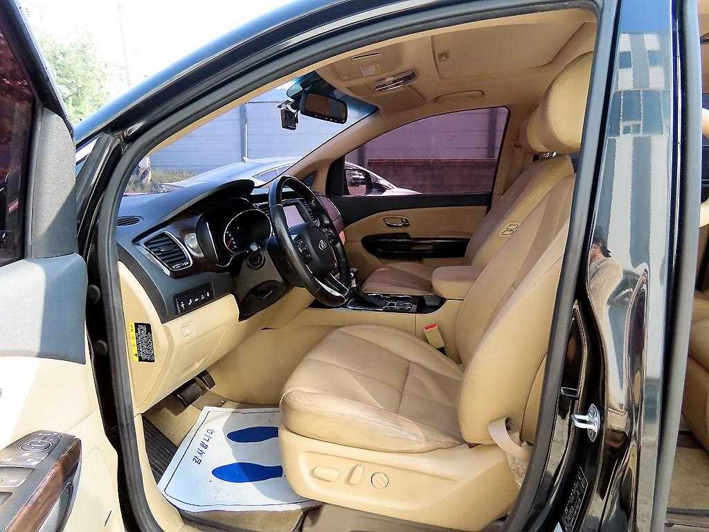 KIA Carnival - Vista 5