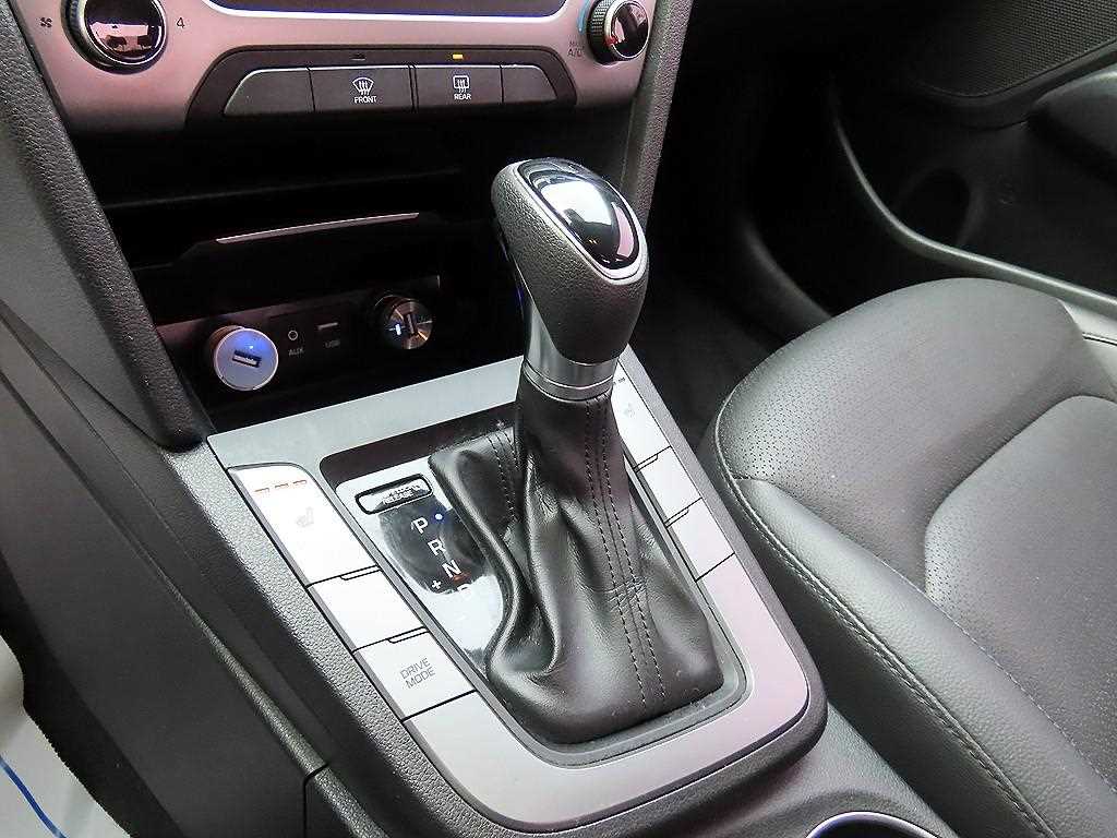 HYUNDAI Avante - Vista 10