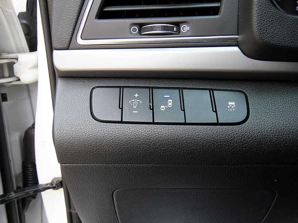 HYUNDAI Avante - Vista 12