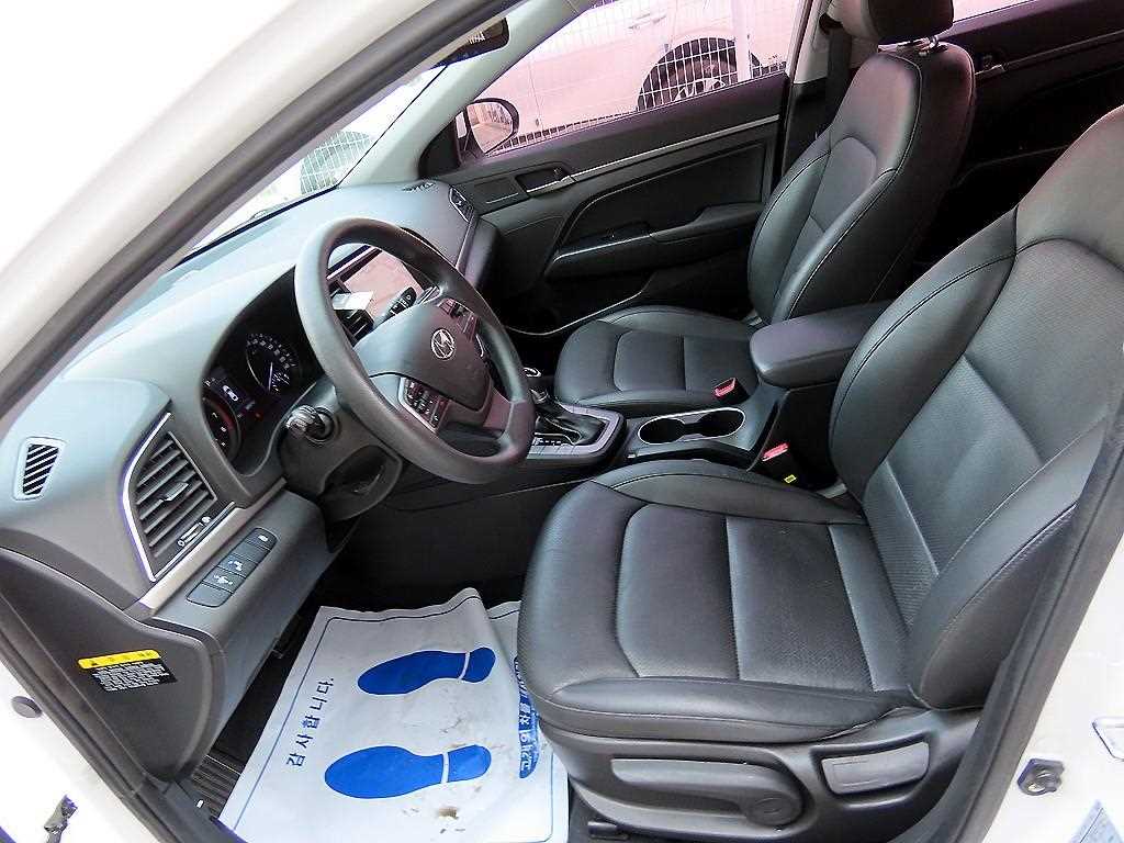 HYUNDAI Avante - Vista 5