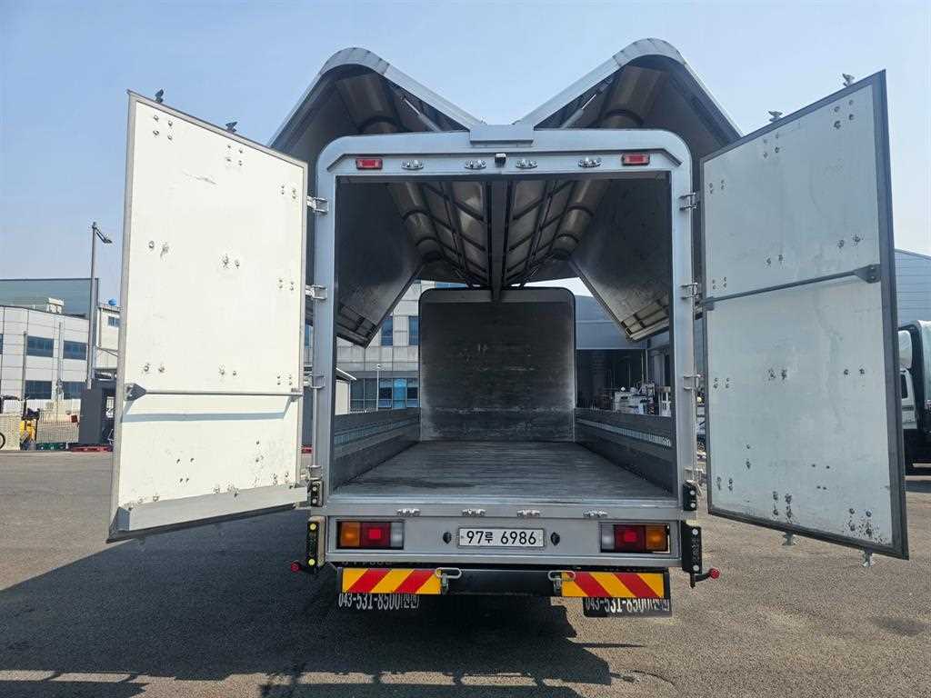 medium and large cargo truck - Vista 7