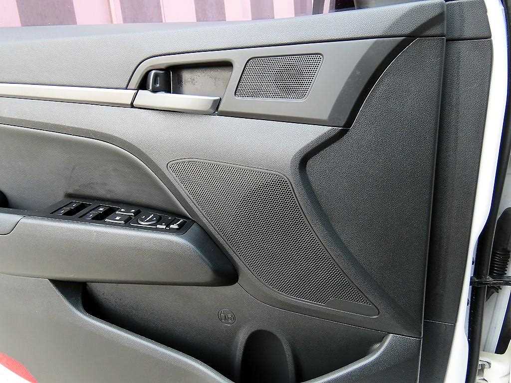 HYUNDAI Avante - Vista 11