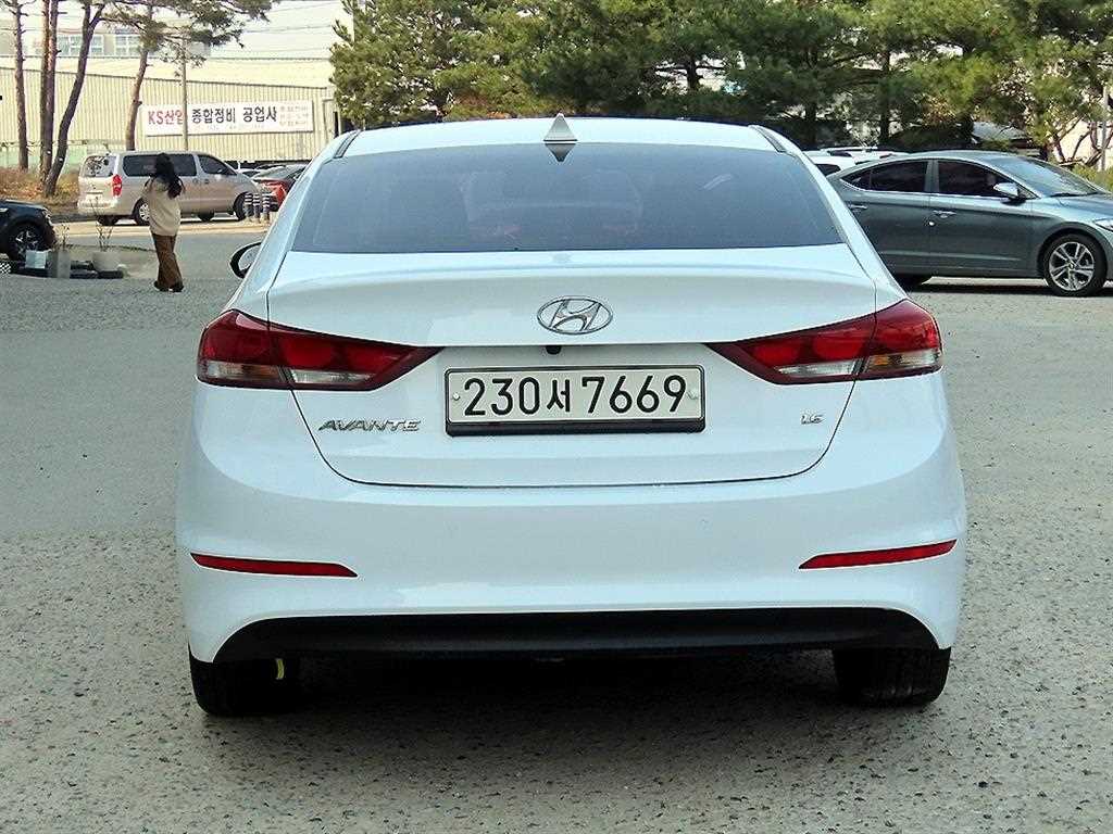 HYUNDAI Avante - Vista 4