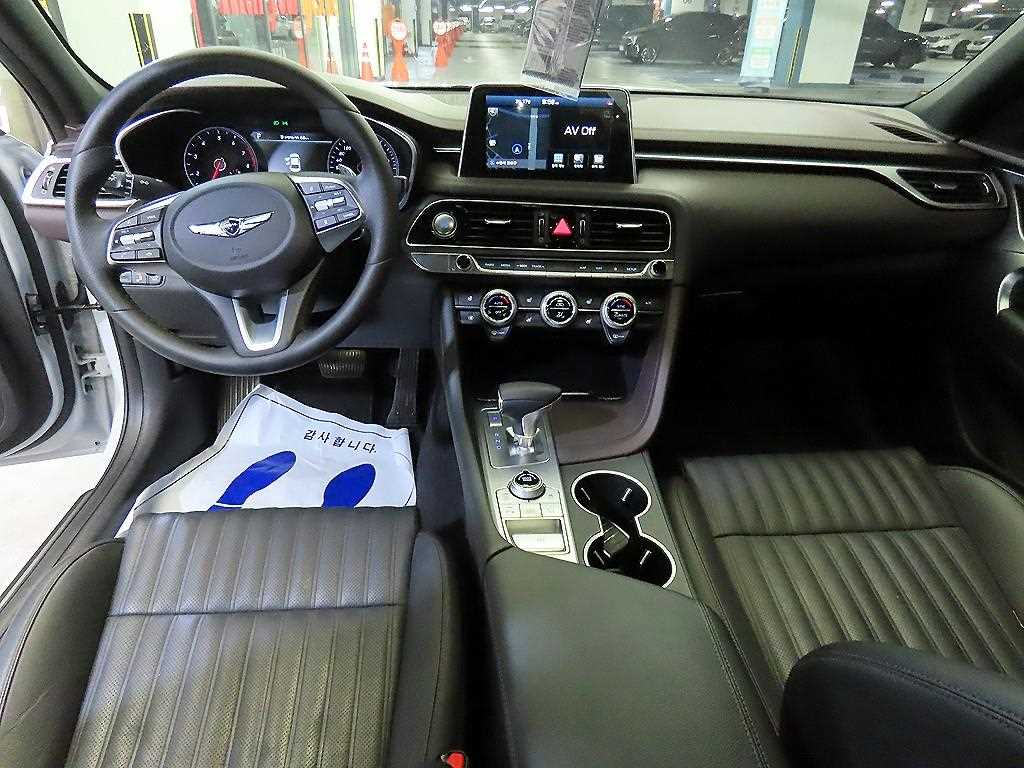 Genesis G70 - Vista 10