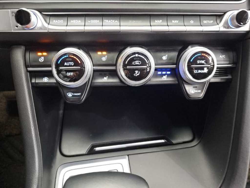 Genesis G70 - Vista 9