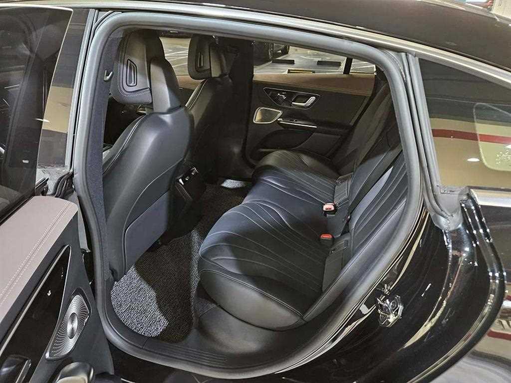 Mercedes Benz EQE - Vista 8