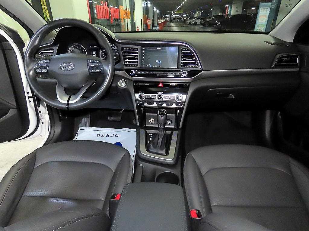 HYUNDAI Avante - Vista 10