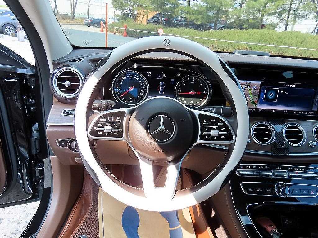 Mercedes Benz E class - Vista 8