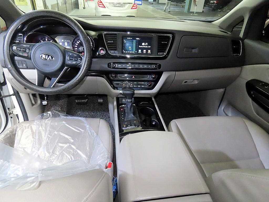 KIA Carnival - Vista 10
