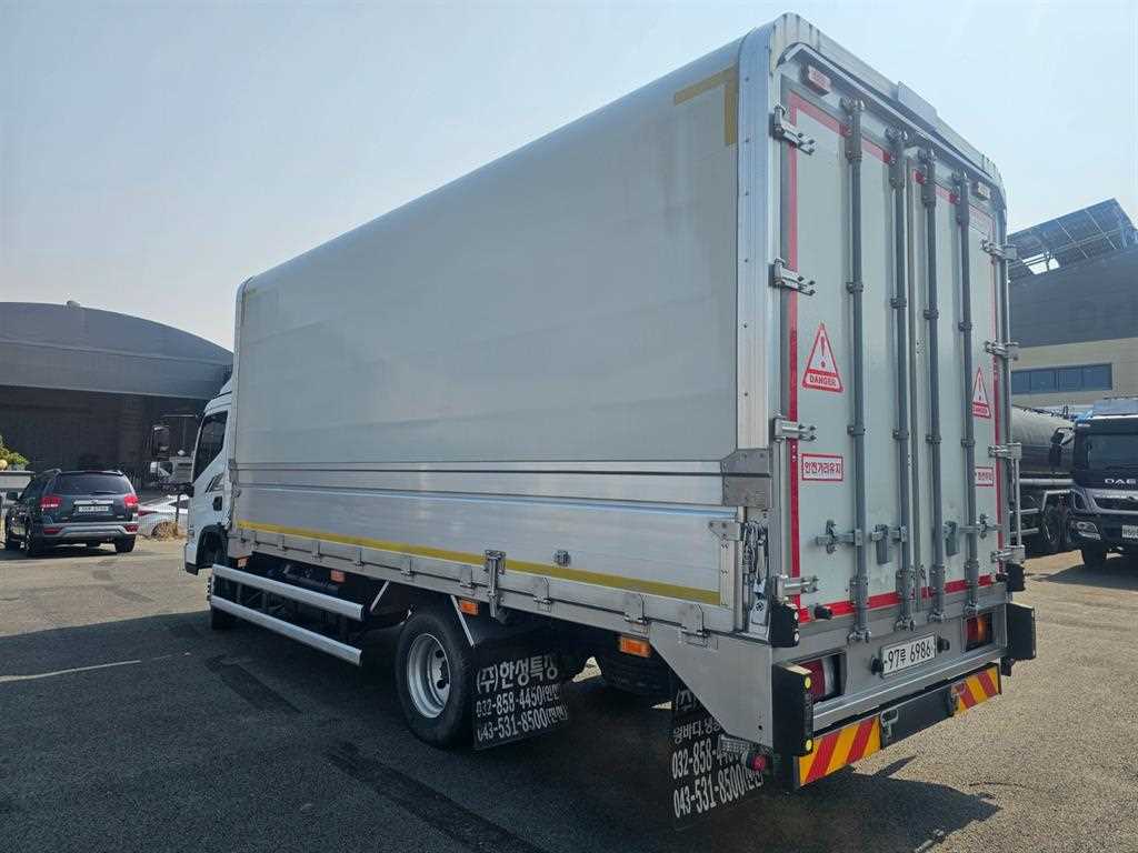 medium and large cargo truck - Vista 4