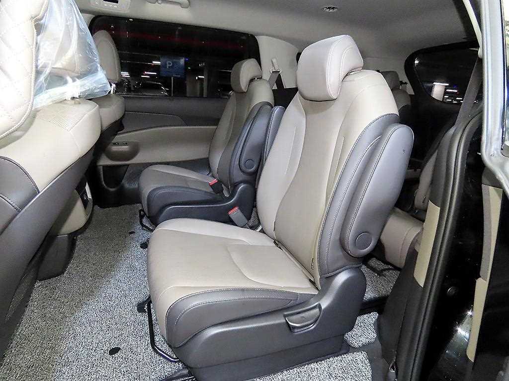 KIA Carnival - Vista 7
