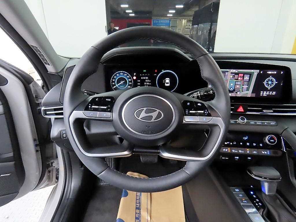 HYUNDAI Avante - Vista 9