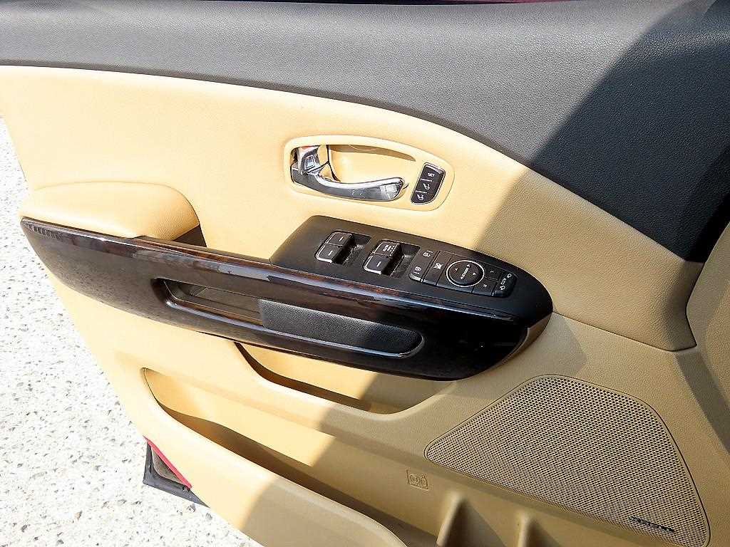 KIA Carnival - Vista 11