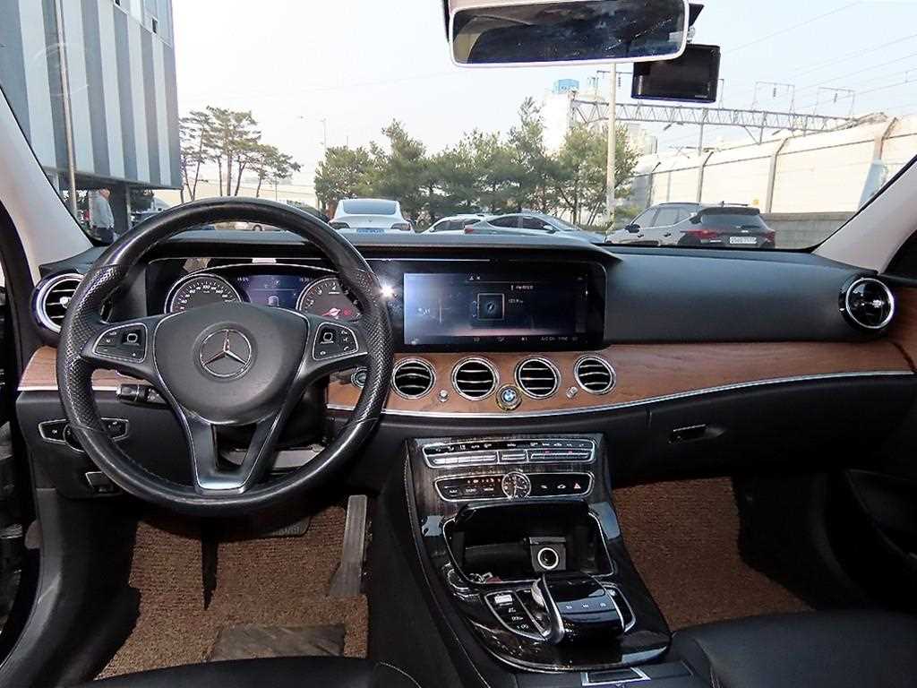 Mercedes Benz E class - Vista 7