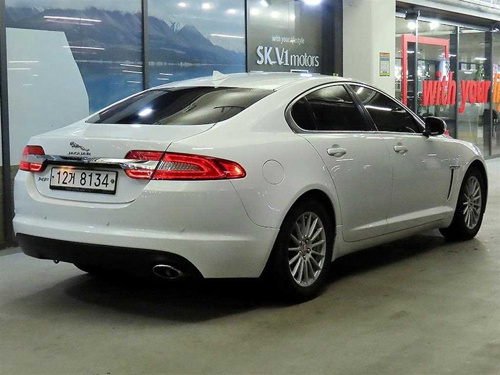 Jaguar XF - Vista 4