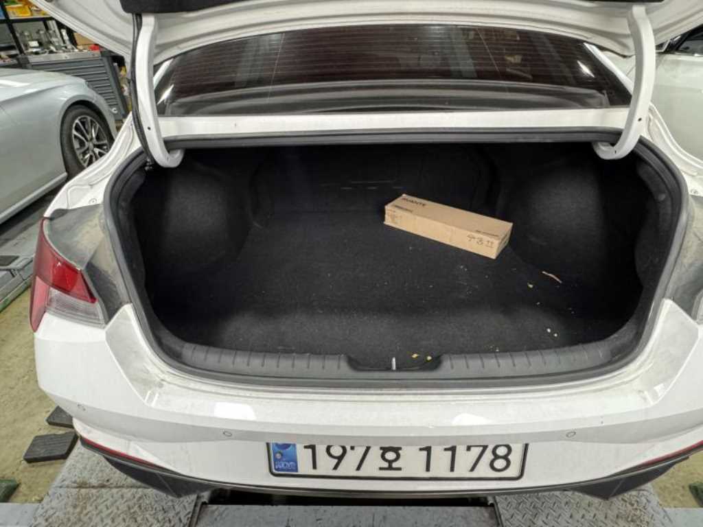 HYUNDAI Avante - Vista 5