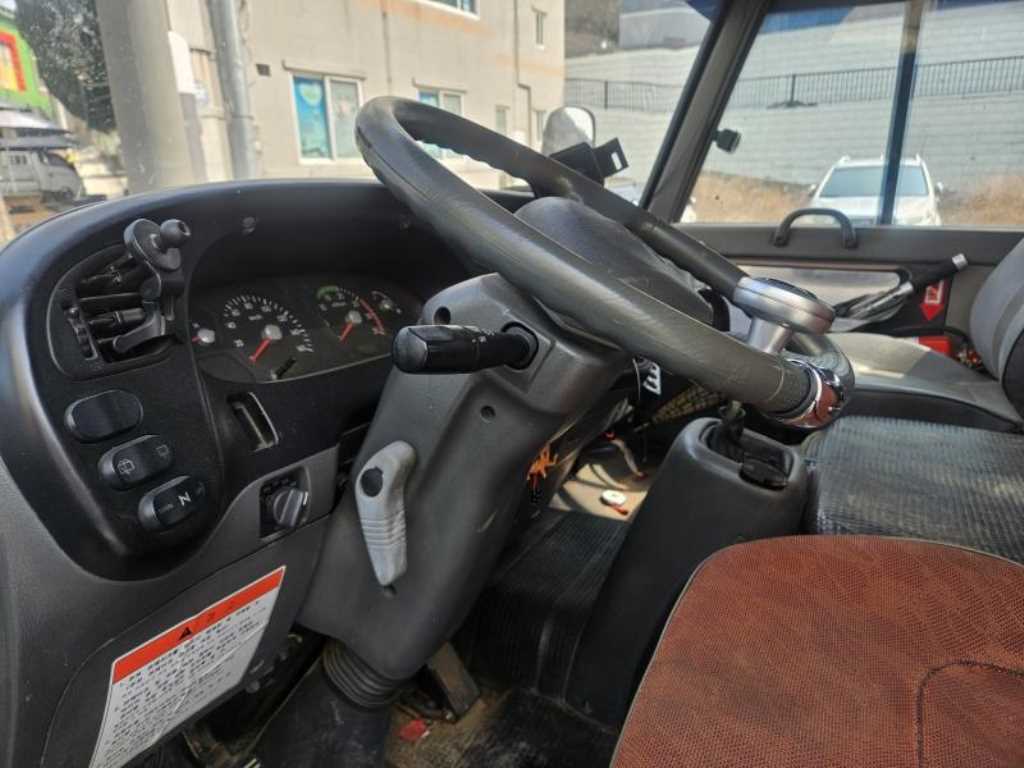 medium and large bus Hyundai bus - Vista 11