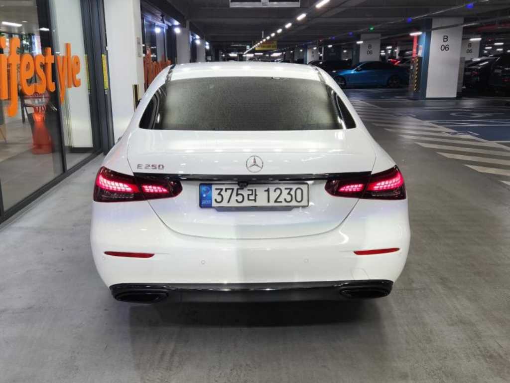 Mercedes Benz E class - Vista 5