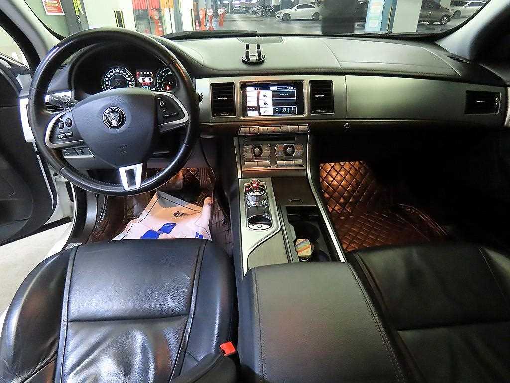 Jaguar XF - Vista 10