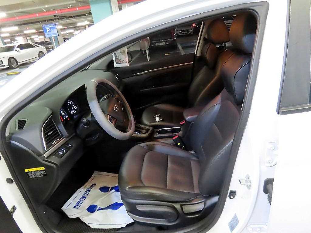 HYUNDAI Avante - Vista 6