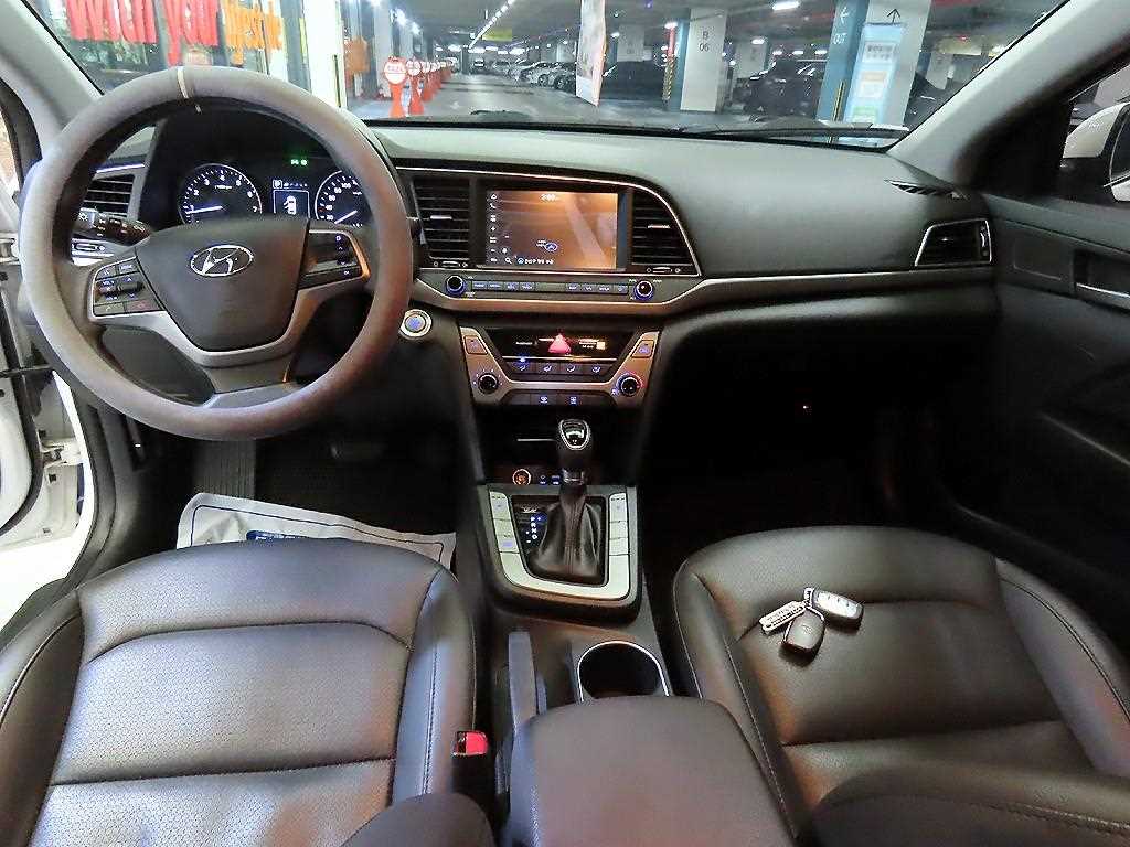 HYUNDAI Avante - Vista 10