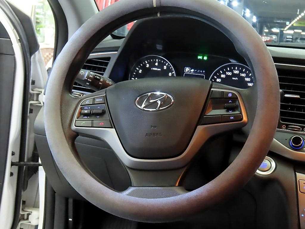 HYUNDAI Avante - Vista 8