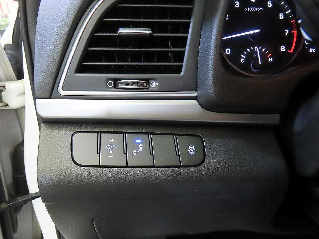 HYUNDAI Avante 2018 Blanco - Importación desde Corea - HF Imports Iquique - Foto 18