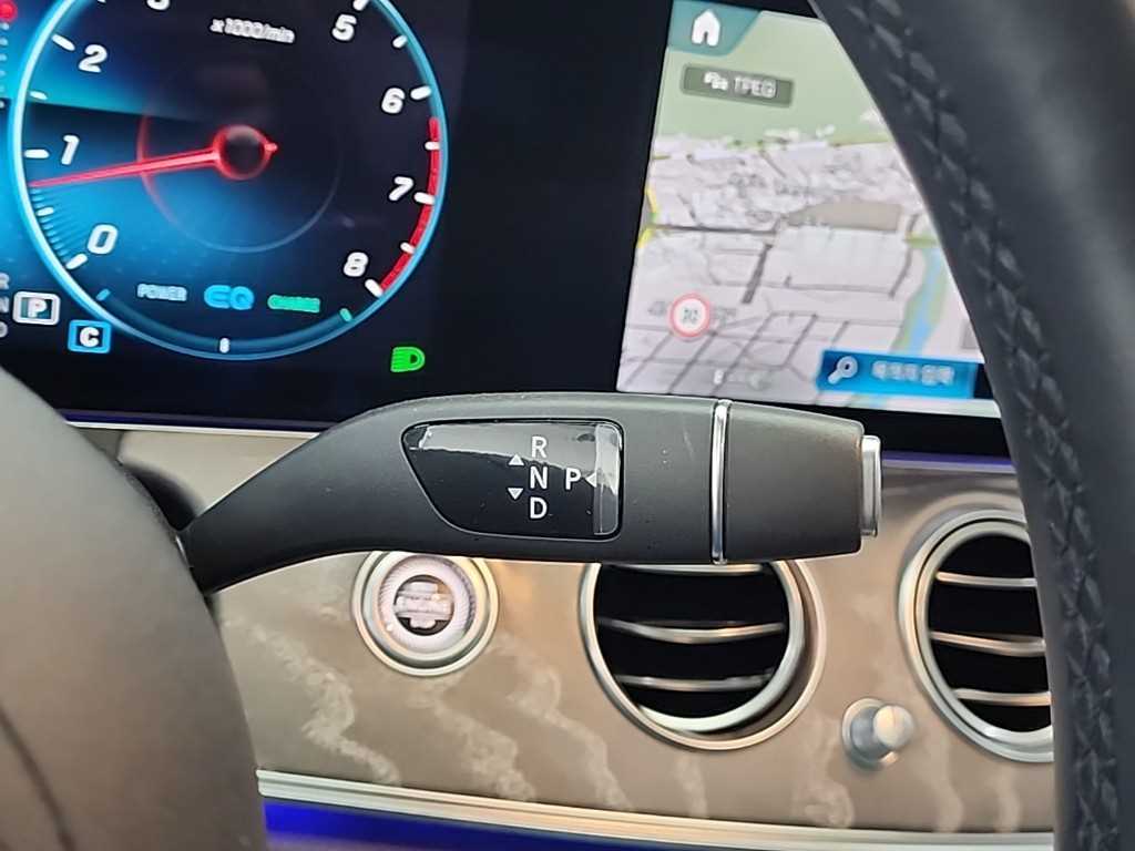 Mercedes Benz E class - Vista 8