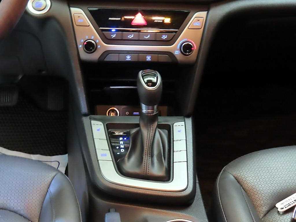 HYUNDAI Avante - Vista 12