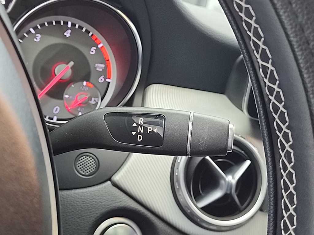 Mercedes Benz GLA Class - Vista 8