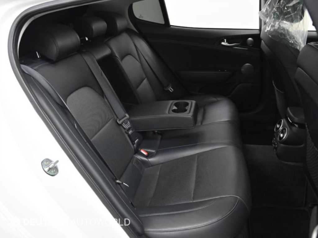 KIA Stinger - Vista 12