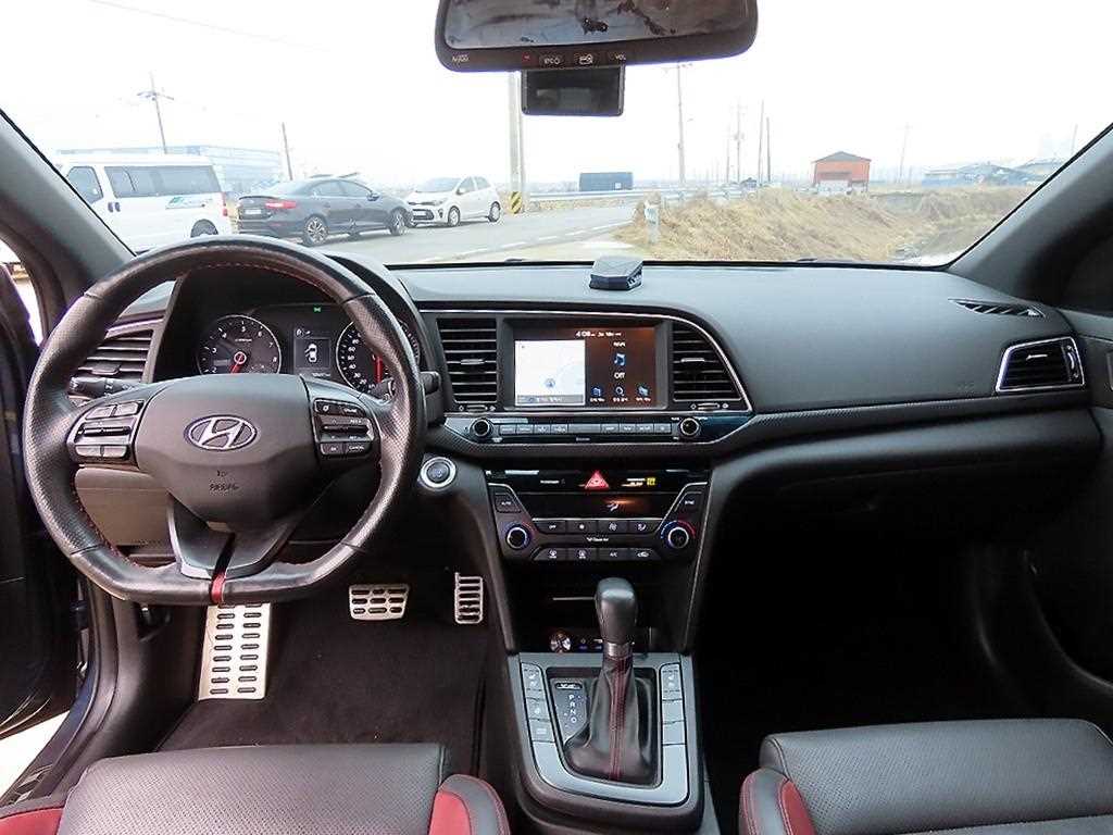 HYUNDAI Avante - Vista 9