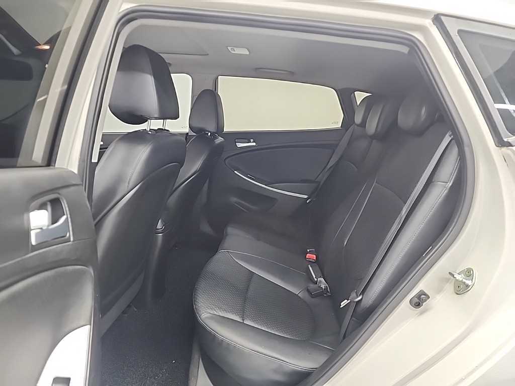 HYUNDAI Accent - Vista 12