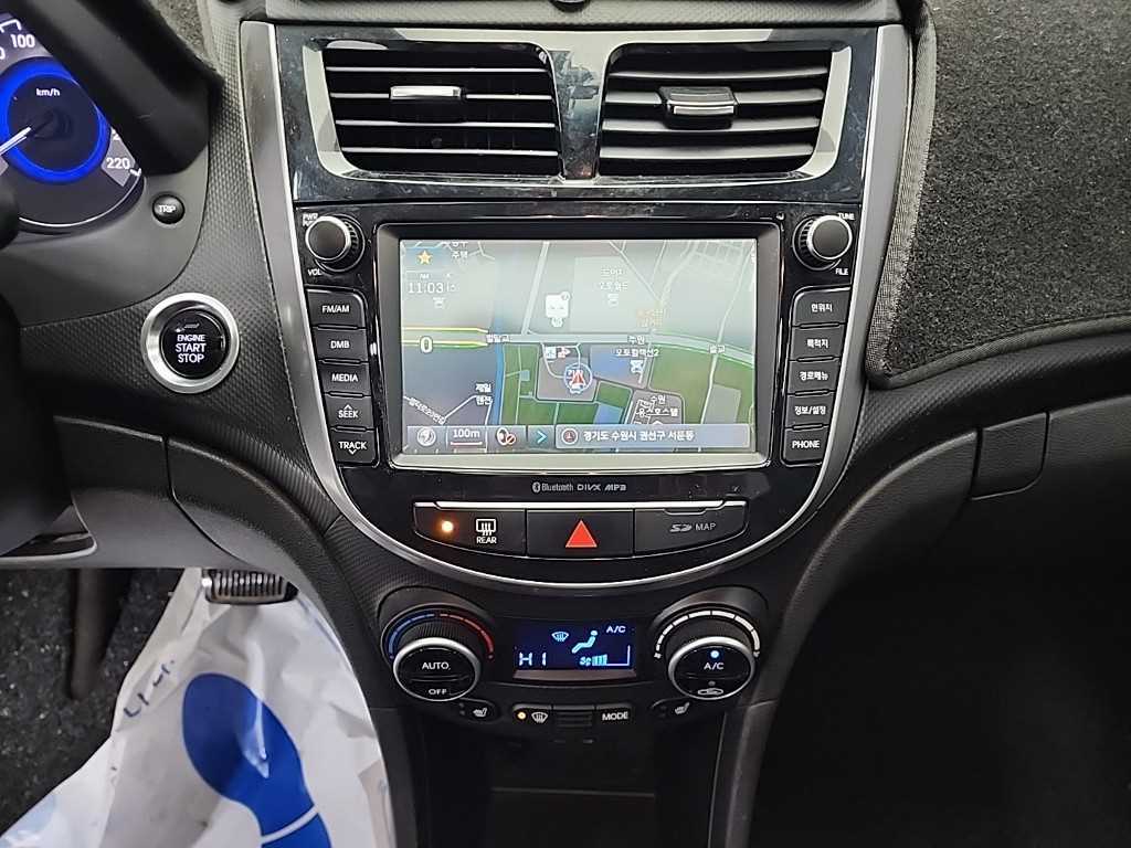 HYUNDAI Accent - Vista 10