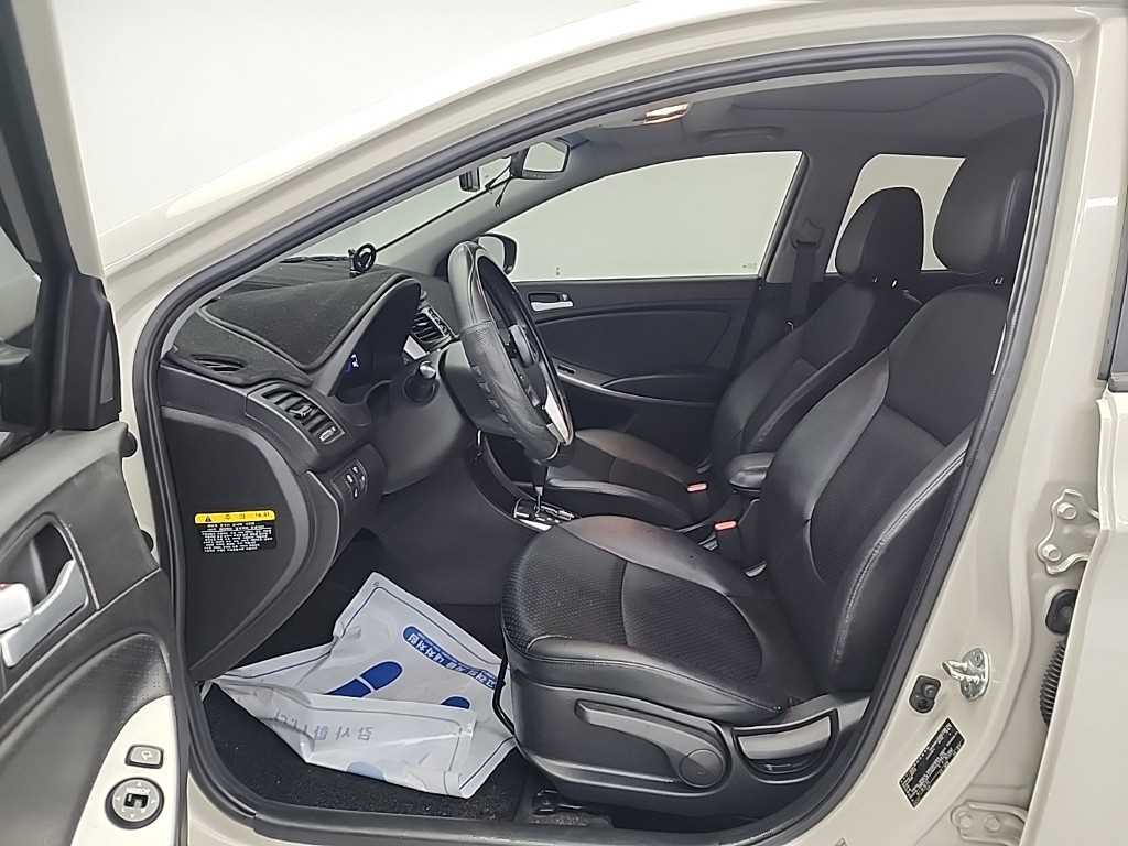 HYUNDAI Accent - Vista 11