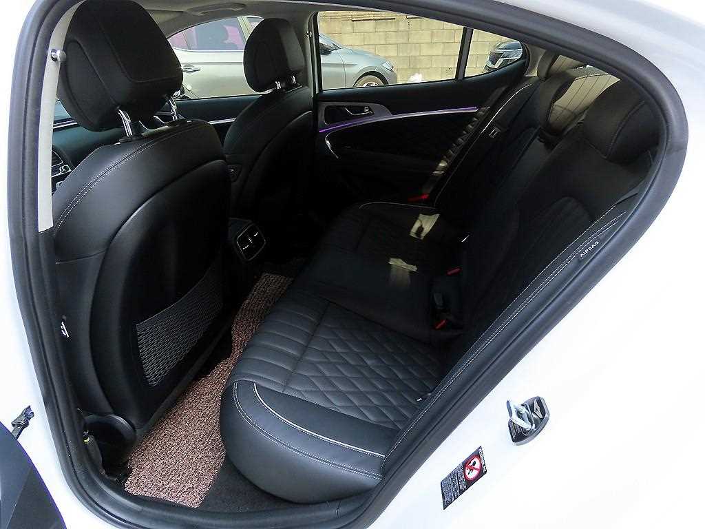 Genesis G70 - Vista 6