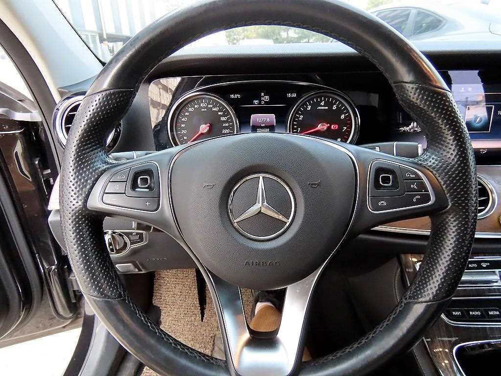 Mercedes Benz E class - Vista 8